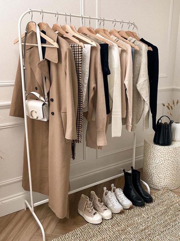 Xây dựng ttủ đồ nhộng bằng cách tập trung vào những món đồ chất lượng và dễ phối hợp. Ảnh: internet.