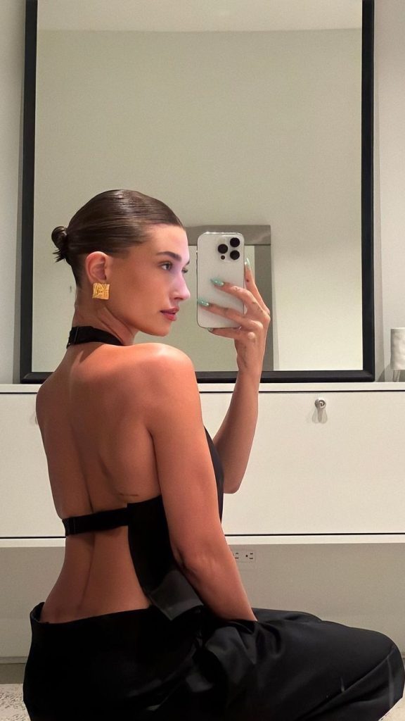 Một kiểu búi tóc siêu viral nhờ sự "lăng xê" của Hailey Bieber. Ảnh: instagram @haileybieber.