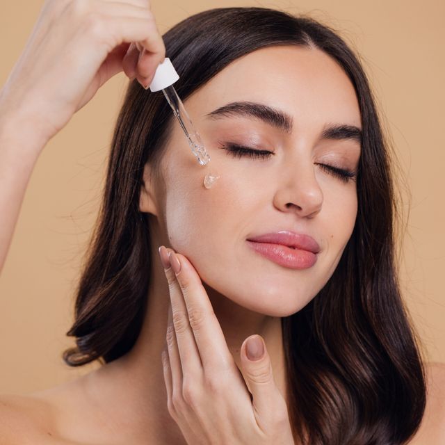 Sử dụng serum có chứa các tinh thể ngậm nước như HA cũng là bước quan trọng để ngăn vùng chữ T bị đổ dầu. Ảnh: internet.