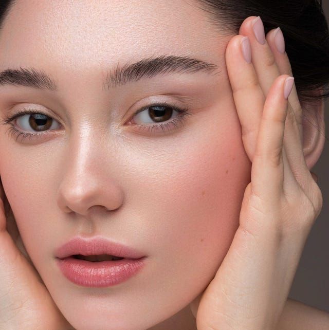 Vùng chữ T trên mặt bị đổ dầu dù đã makeup phủ phấn rất kỹ, học ngay các bí quyết sau để khắc phục. Ảnh: internet.