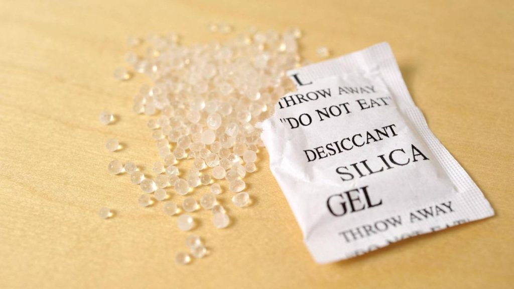 Hãy đặt vài gói hút ẩm (silica gel) vào bên trong túi hoặc hộp giày. Ảnh: internet.