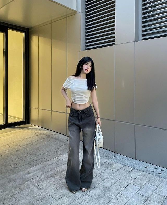 Một chiếc quần ống suông dài phủ gót hay một chiếc túi xách quai ngắn nhỏ xinh đều có thể làm nên điều kỳ diệu cho vóc dáng của bạn.