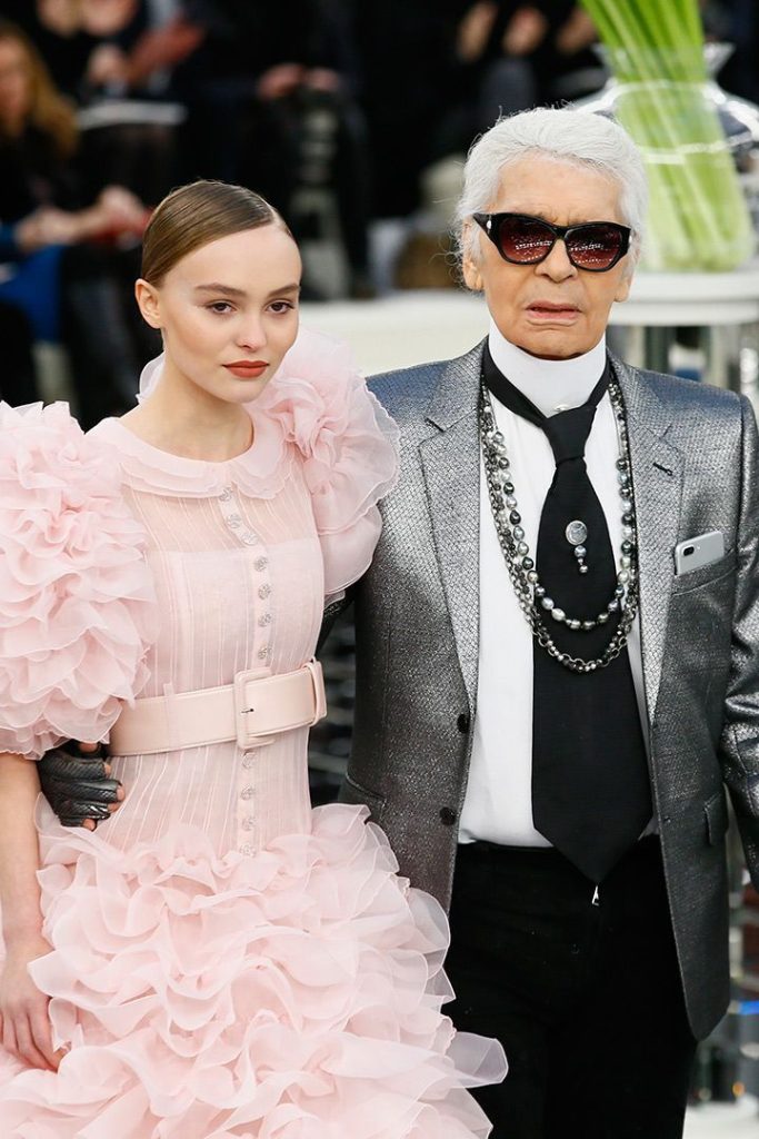 Lily được nhà thiết kế quyền lực Karl Lagerfeld chọn làm gương mặt đại diện từ khi còn rất trẻ. Ảnh: internet.