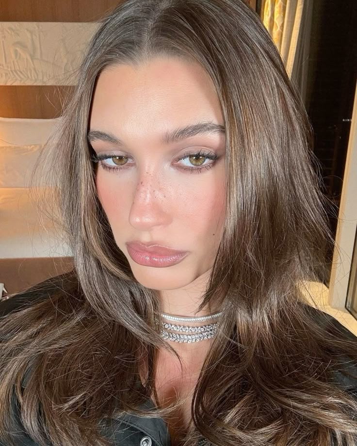 Tông màu nâu và be này ngay lập tức viral vì vẻ quyến rũ, khỏe khoắn. Ảnh: instagram @haileybieber.