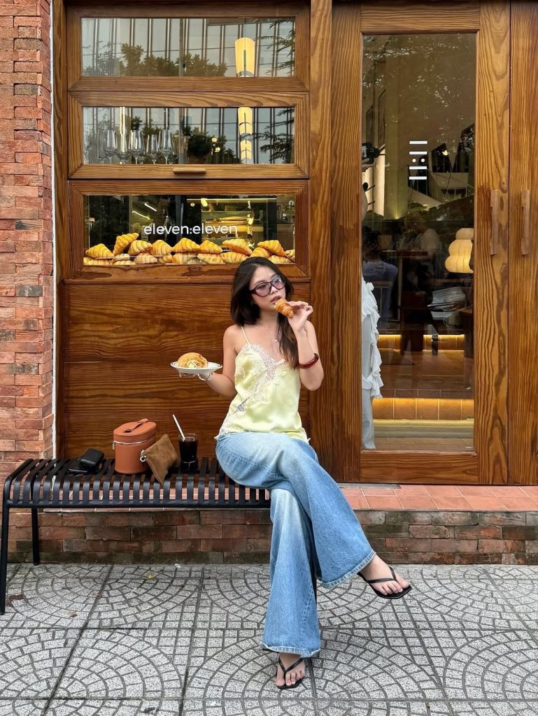 Học ngay cái outfit để biến những buổi đi cafe cuối tuần của bạn thành những bức ảnh triệu like trên MXH. Ảnh: internet.