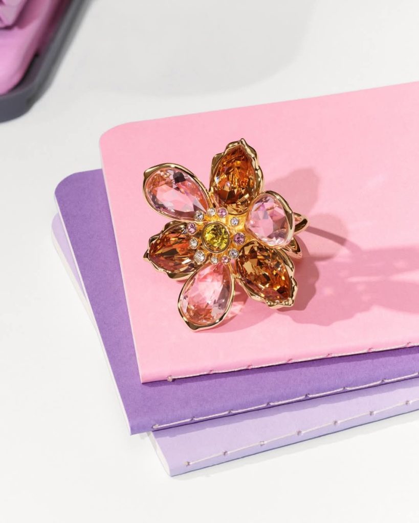 Pha lê Swarovski sở hữu kỹ thuật cắt mài đạt đến độ tinh xảo tối đa. Ảnh: internet.