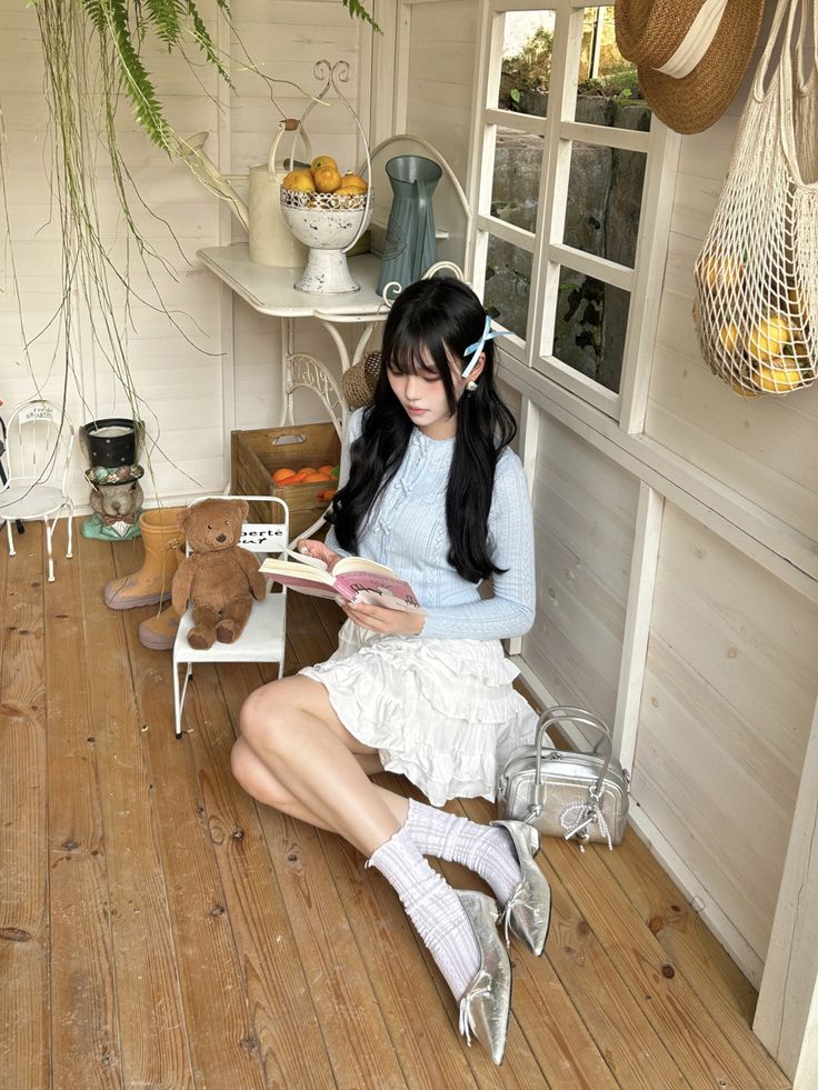 Đối với những quán cafe mang phong cách vintage, một chiếc outfit điệu đà sẽ là lựa chọn hoàn hảo. Ảnh: internet.