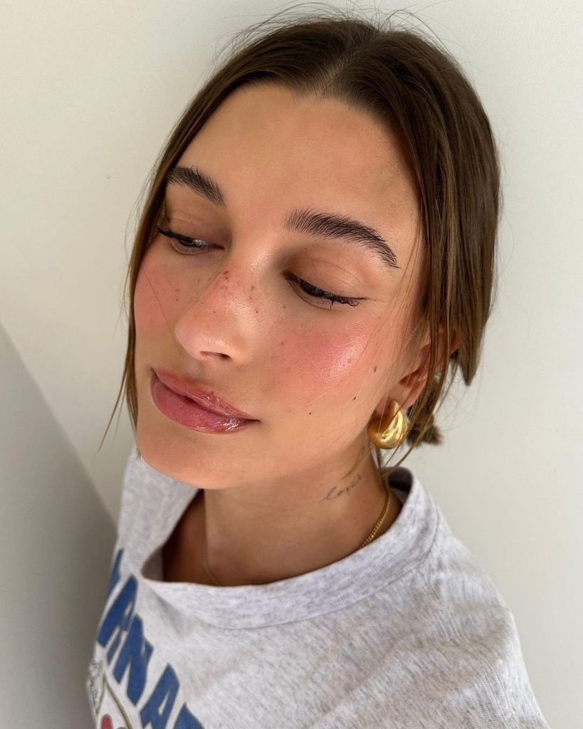 Một kiểu makeup đầy đáng như trái dâu đỏ mọng. Ảnh: instagram @haileybieber.