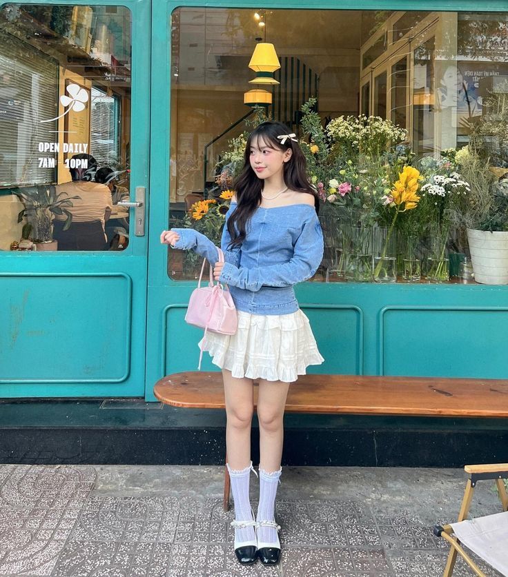 Phối với những chiếc túi xách dáng mini cũng giúp làm hài hòa tổng thể trang phục của các nàng nấm lùn. Ảnh: internet.