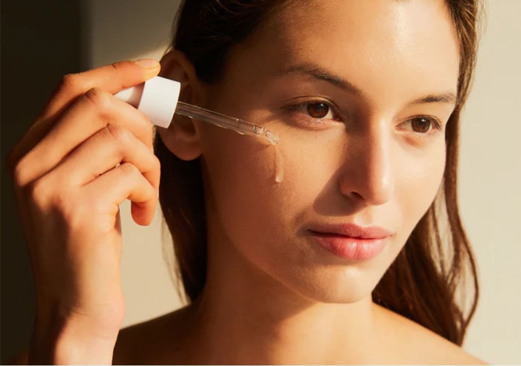 Bổ sung các thành phần ngậm nước như Hyaluronic Acid (HA) hoặc Glycerin. Ảnh: internet.