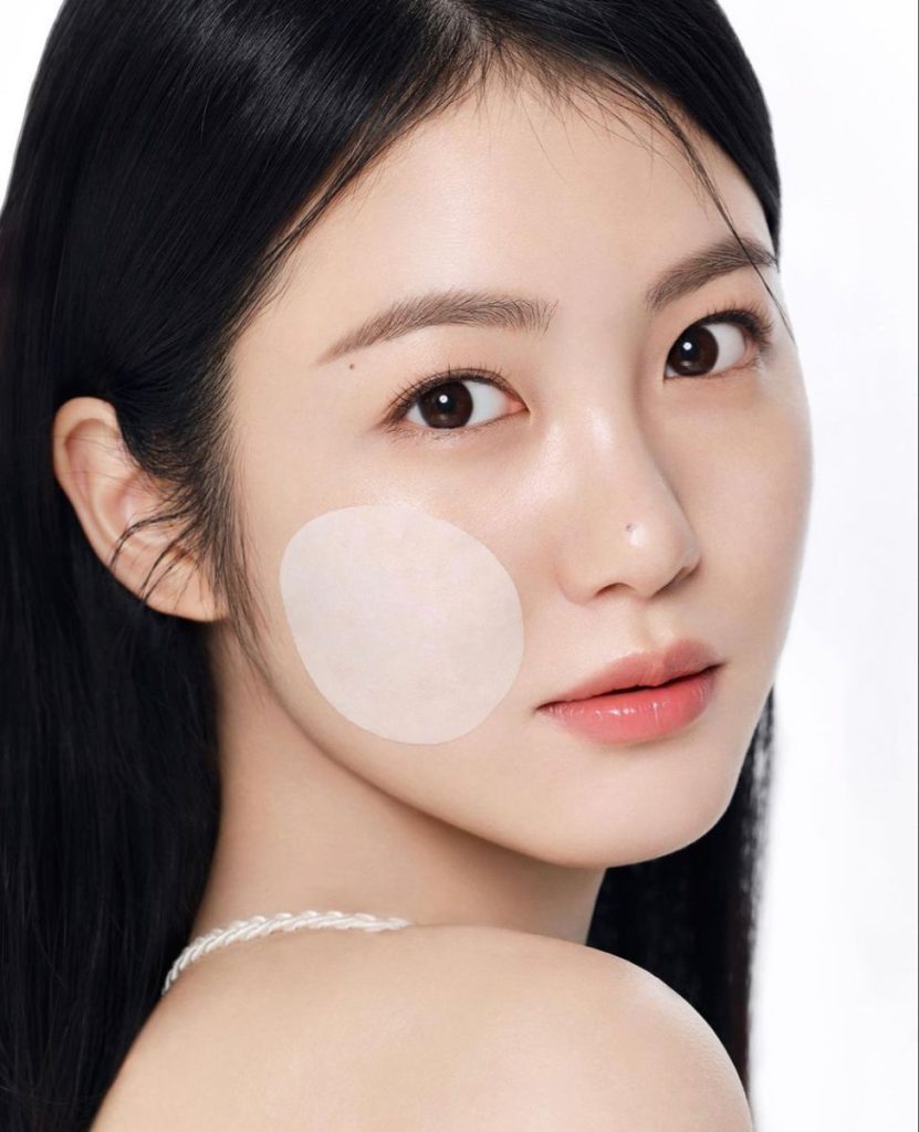 Sử dụng Toner Pad hoặc Lotion để đắp lên các vùng mặt cần cấp ẩm. Ảnh: internet.