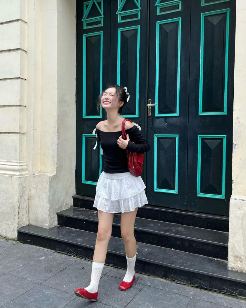 Phối với những chiếc túi xách dáng mini cũng giúp làm hài hòa tổng thể trang phục của các nàng nấm lùn. Ảnh: internet.