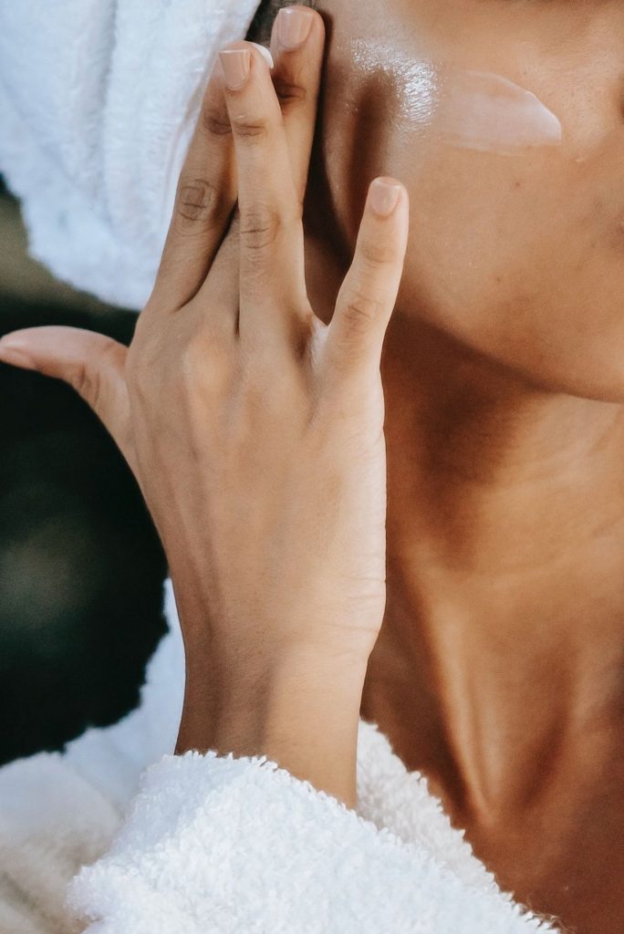 Bạn cần khóa lớp skincare bằng một lớp kem dưỡng ẩm. Ảnh: internet.
