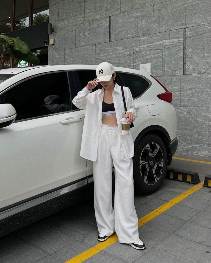 Kiểu khoác áo sơ mi bên ngoài đem lại vẻ ngoài năng động cá tính cho ngày thứ 7 cuối tuần rạng rỡ. Ảnh: internet.
