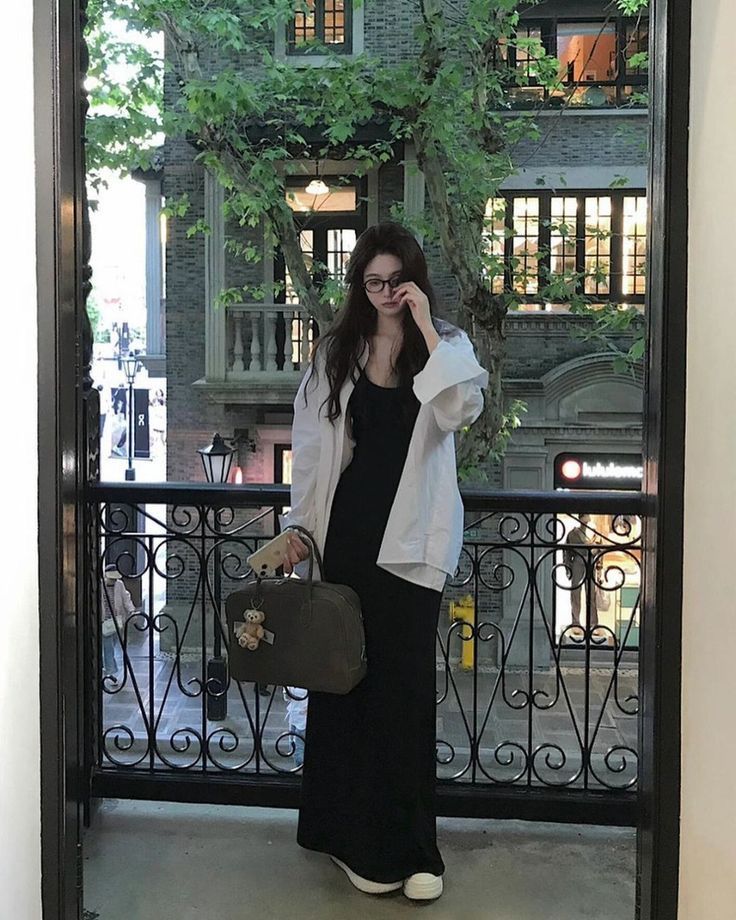 Sự phối hợp đầy ăn ý với chiếc đầm dây kiểu slip dresss mang lại hiệu ứng sáng tạo đầy bất ngờ. Ảnh: internet.