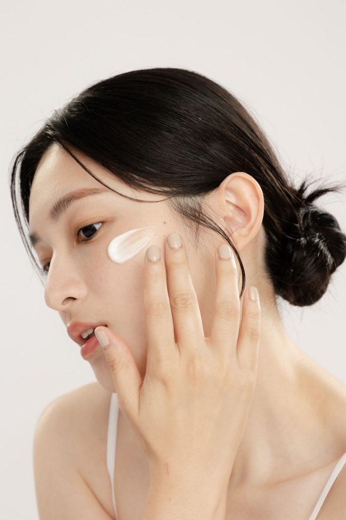 Phục hồi hàng rào bảo vệ da các sản phẩm chứa Vitamin B5 (Panthenol), Ceramides hoặc Niacinamide nồng độ vừa phải. Ảnh: internet.