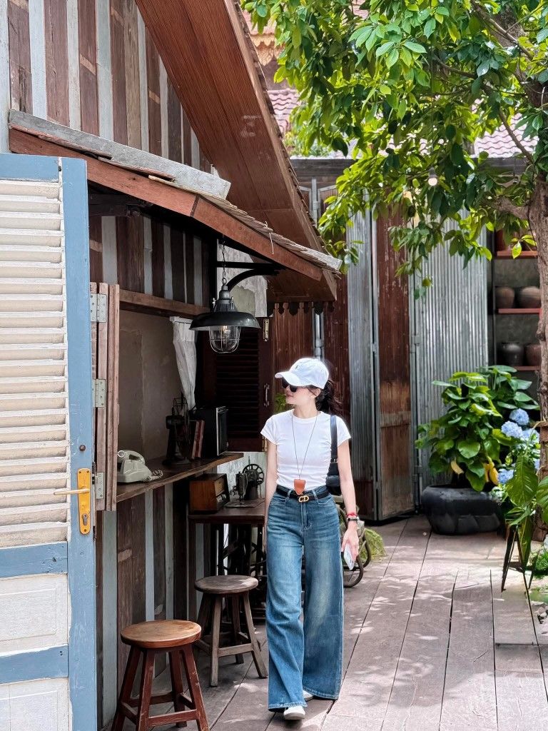 Thử ngay phong cách streetwear với item quần jeans baggy, giày sneaker và mũ lưỡi trai để check-in cafe cuối tuần. Ảnh: internet.