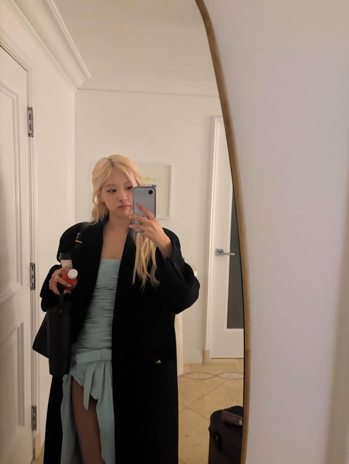 10+ cách chụp ảnh trước gương đẹp, dễ thực hiện cho nữ theo gợi ý từ BLACKPINK