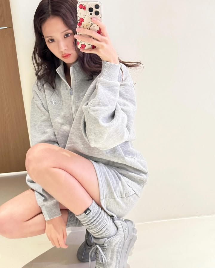 10+ cách chụp ảnh trước gương đẹp, dễ thực hiện cho nữ theo gợi ý từ BLACKPINK