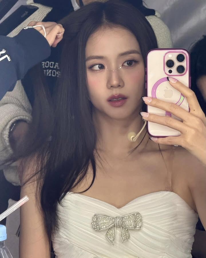10+ cách chụp ảnh trước gương đẹp, dễ thực hiện cho nữ theo gợi ý từ BLACKPINK