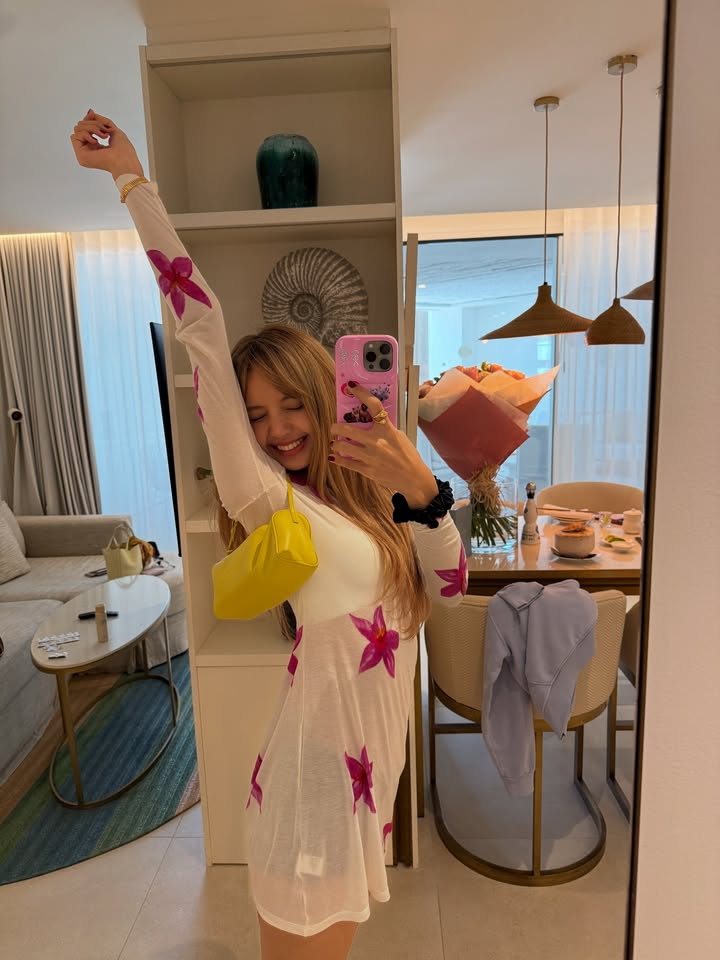 10+ cách chụp ảnh trước gương đẹp, dễ thực hiện cho nữ theo gợi ý từ BLACKPINK