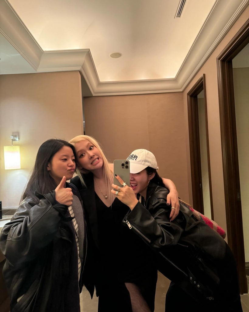 10+ cách chụp ảnh trước gương đẹp, dễ thực hiện cho nữ theo gợi ý từ BLACKPINK