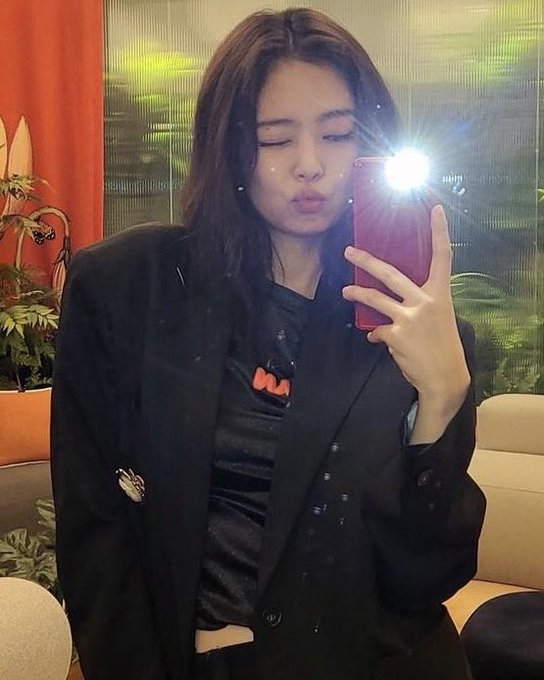 10+ cách chụp ảnh trước gương đẹp, dễ thực hiện cho nữ theo gợi ý từ BLACKPINK