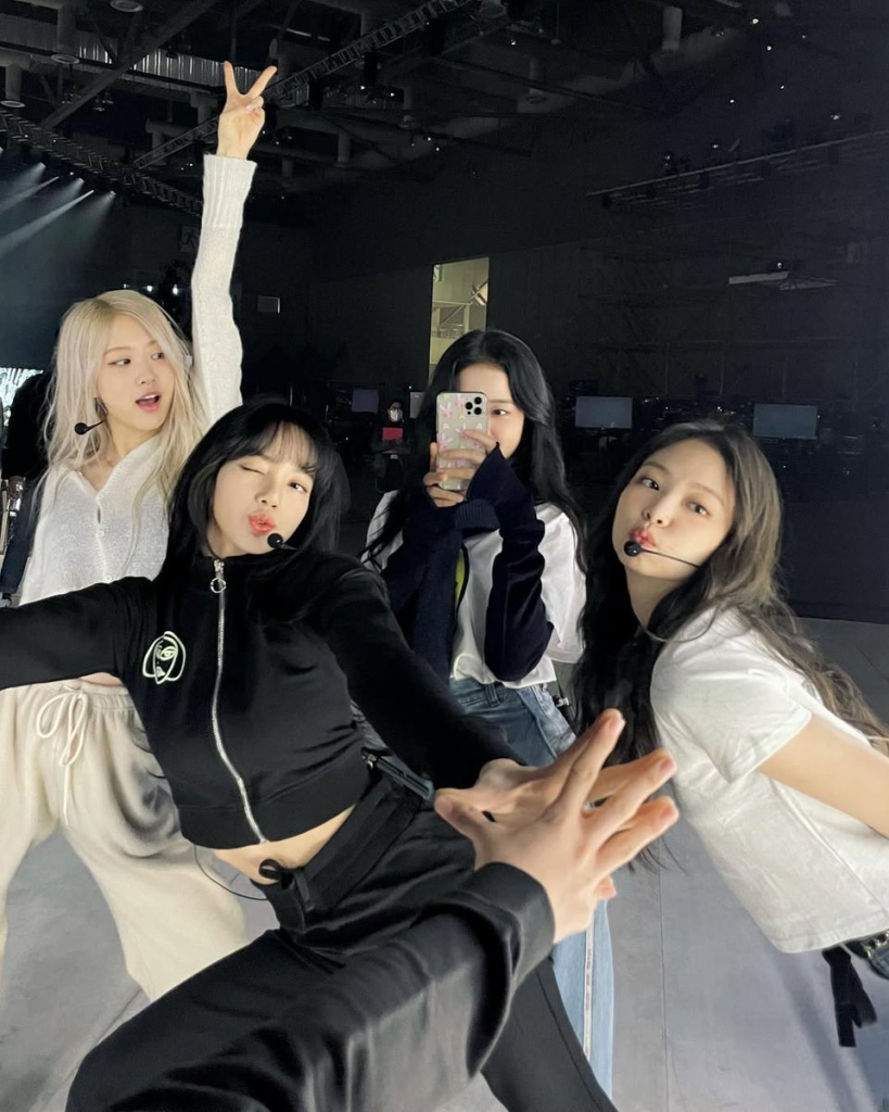 10+ cách chụp ảnh trước gương đẹp, dễ thực hiện cho nữ theo gợi ý từ BLACKPINK