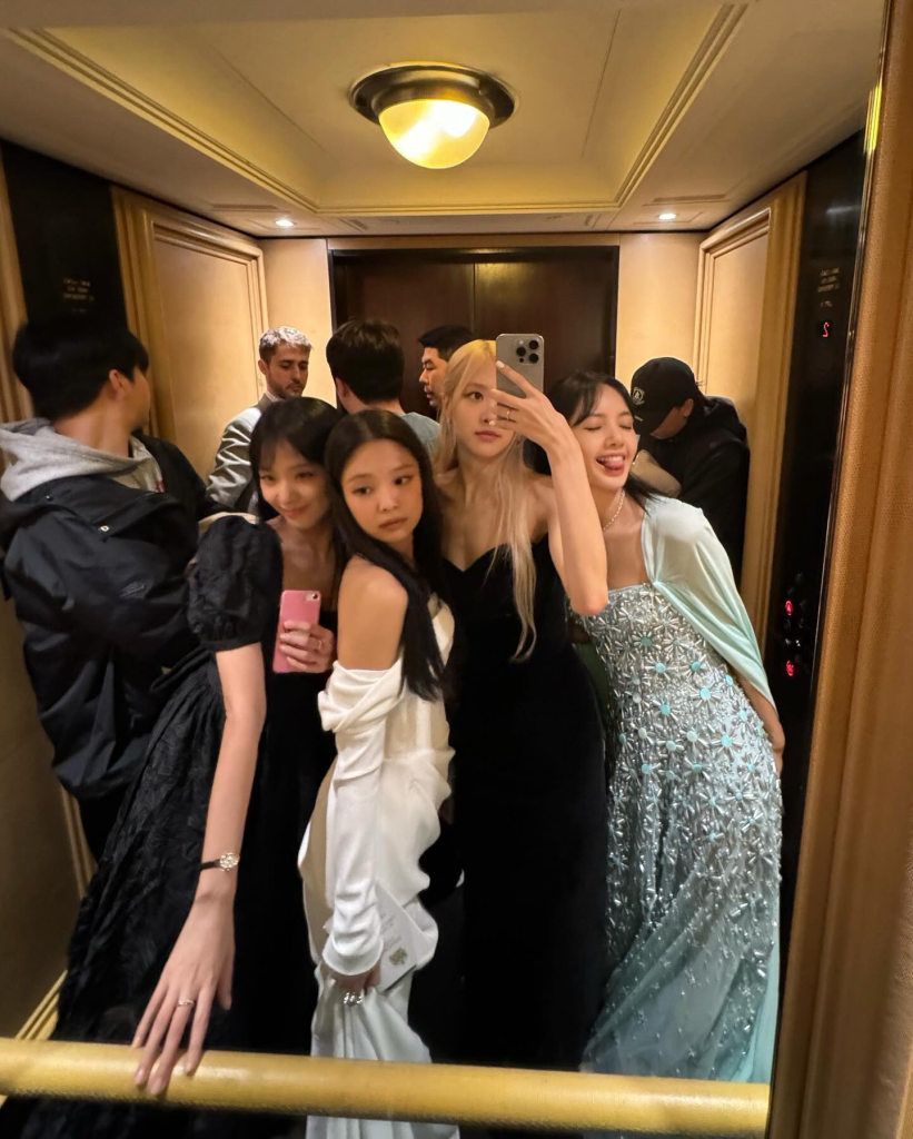 10+ cách chụp ảnh trước gương đẹp, dễ thực hiện cho nữ theo gợi ý từ BLACKPINK