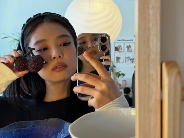 10+ cách chụp ảnh trước gương đẹp, dễ thực hiện cho nữ theo gợi ý từ BLACKPINK