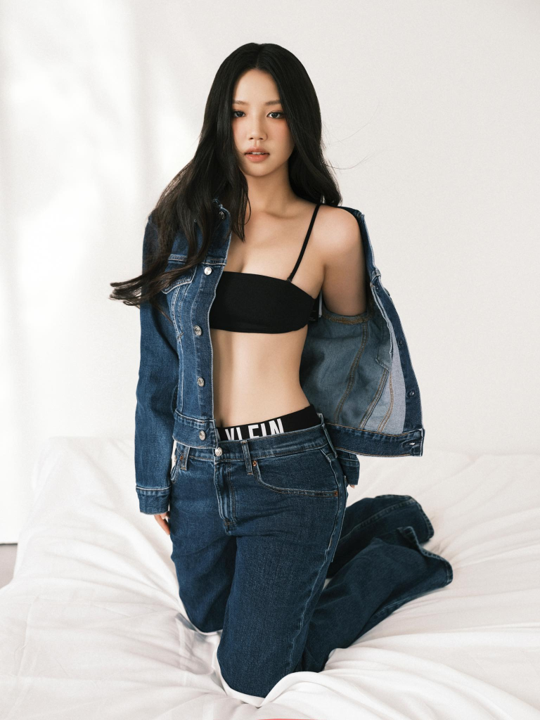 Amee khoe vẻ quyến rũ trong các thiết kế nội y và thời trang hàng ngày từ Calvin Klein