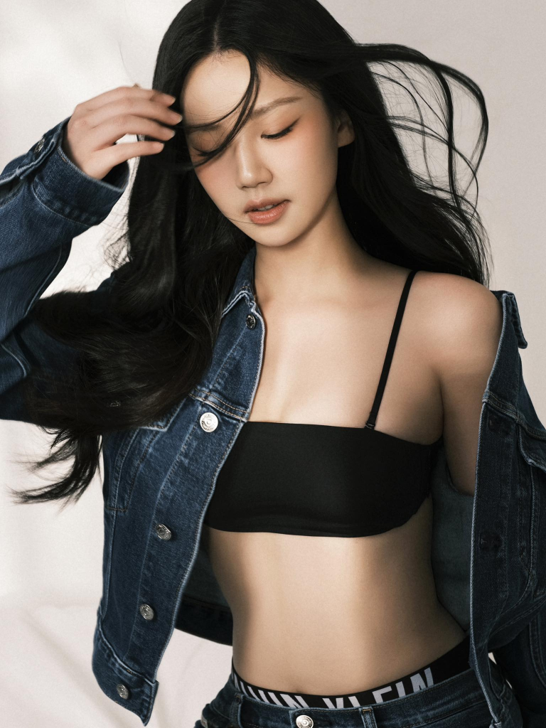 Amee khoe vẻ quyến rũ trong các thiết kế nội y và thời trang hàng ngày từ Calvin Klein