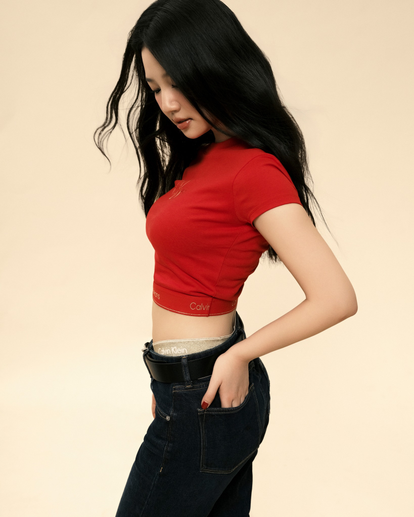 Amee khoe vẻ quyến rũ trong các thiết kế nội y và thời trang hàng ngày từ Calvin Klein