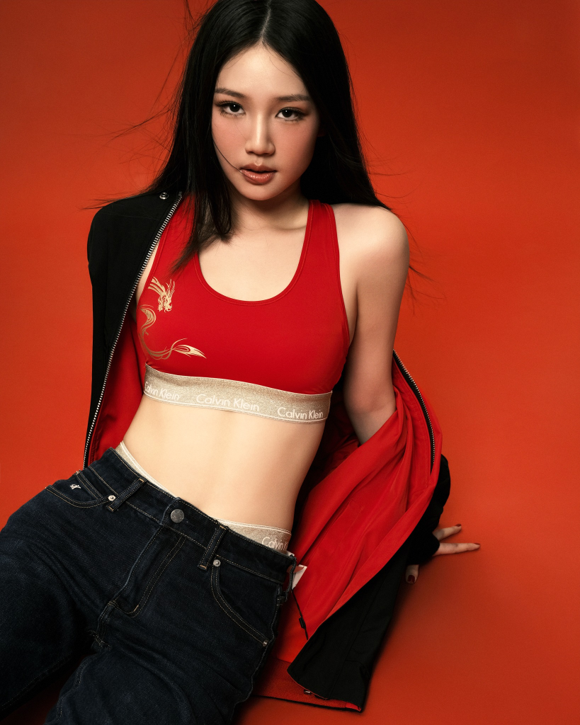 Amee khoe vẻ quyến rũ trong các thiết kế nội y và thời trang hàng ngày từ Calvin Klein
