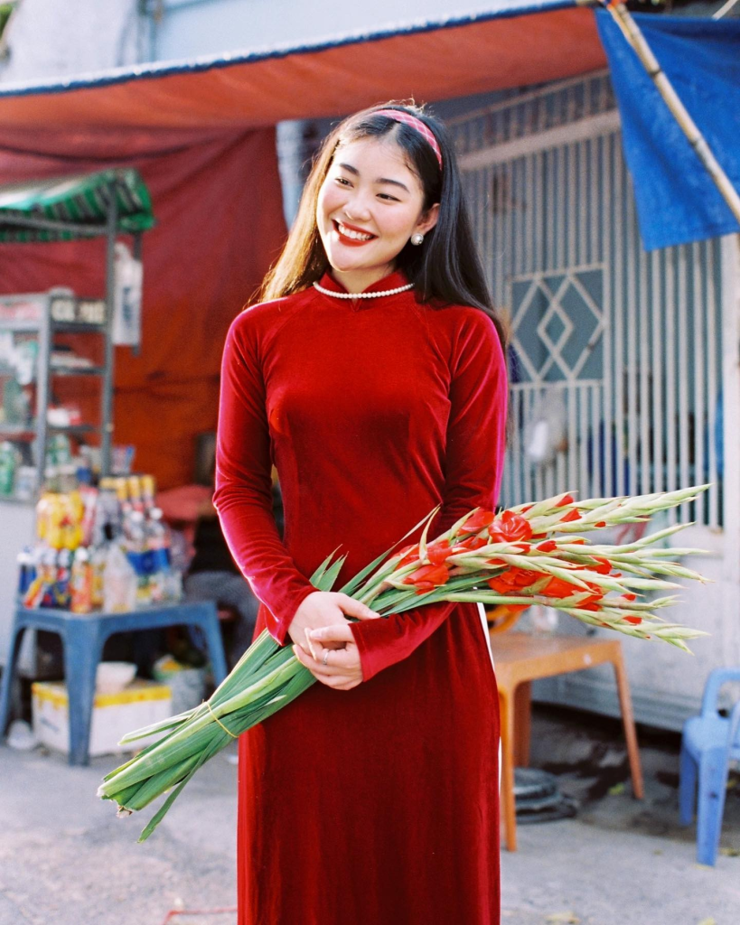 Cách tạo dáng chụp hình chuẩn "nàng thơ" với trang phục đỏ ngày Tết cực dễ thực hiện