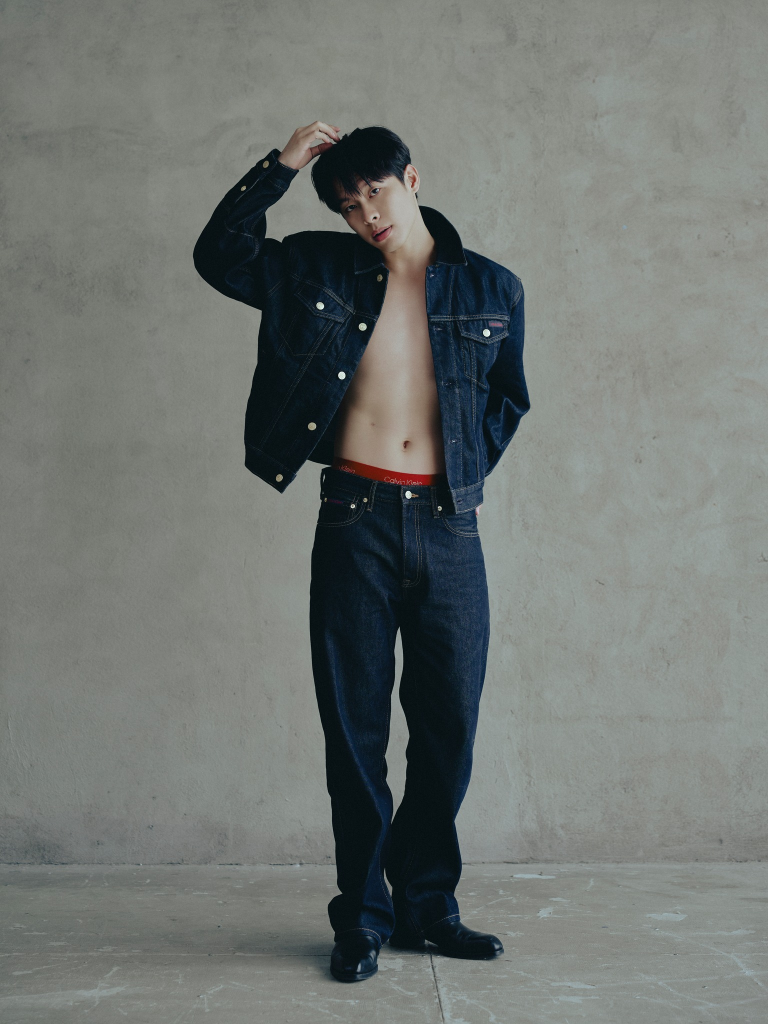 HURRYKNG "gây sốt" với bộ hình khoe body hút mắt cùng outfit denim cao cấp từ Calvin Klein