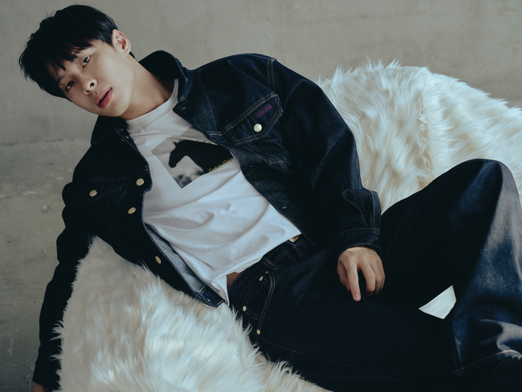HURRYKNG "gây sốt" với bộ hình khoe body hút mắt cùng outfit denim cao cấp từ Calvin Klein