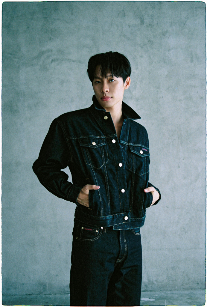 HURRYKNG "gây sốt" với bộ hình khoe body hút mắt cùng outfit denim cao cấp từ Calvin Klein