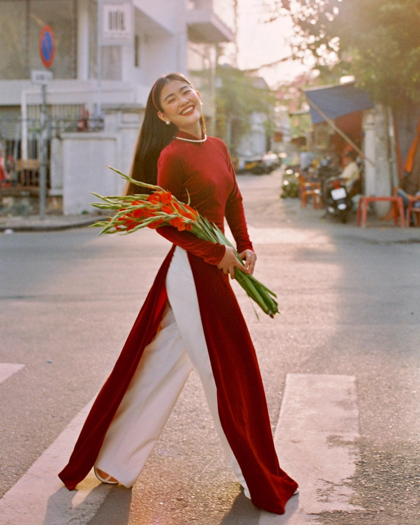 Cách tạo dáng chụp hình chuẩn "nàng thơ" với trang phục đỏ ngày Tết cực dễ thực hiện