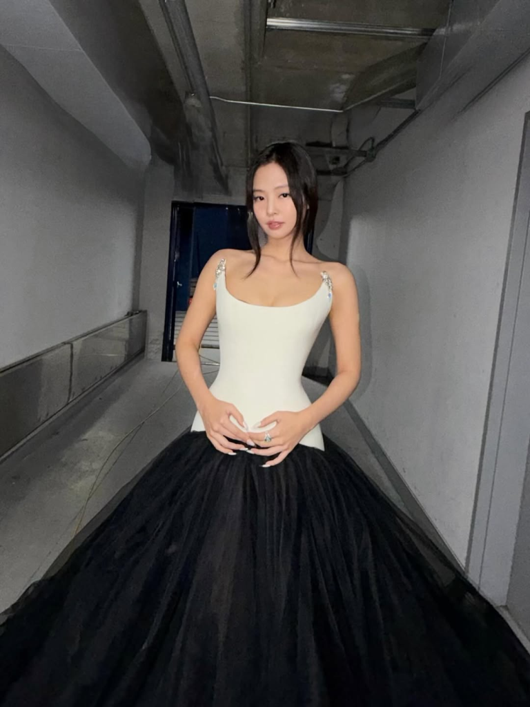 So sánh gu thời trang tuổi 30 và tuổi 25 của JENNIE, mặc gì cũng xinh sang hết nấc