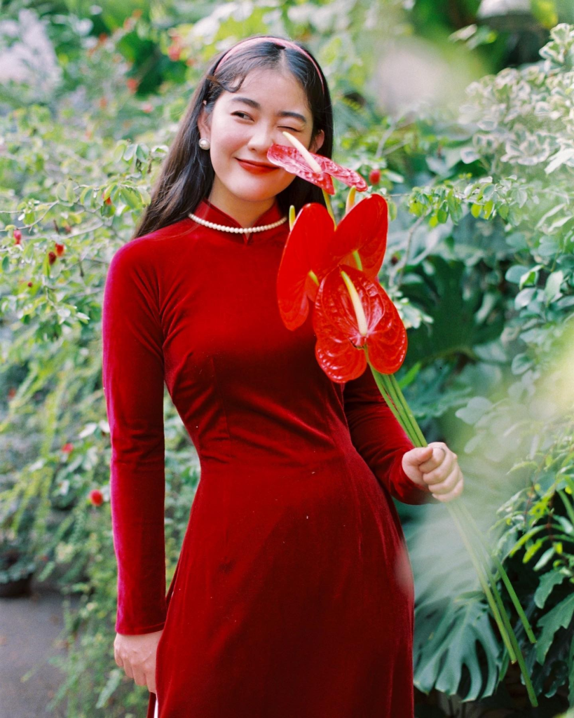 Cách tạo dáng chụp hình chuẩn "nàng thơ" với trang phục đỏ ngày Tết cực dễ thực hiện