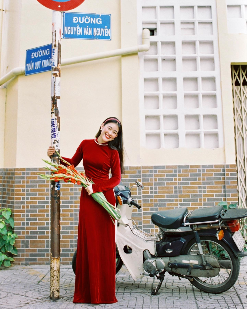 Cách tạo dáng chụp hình chuẩn "nàng thơ" với trang phục đỏ ngày Tết cực dễ thực hiện