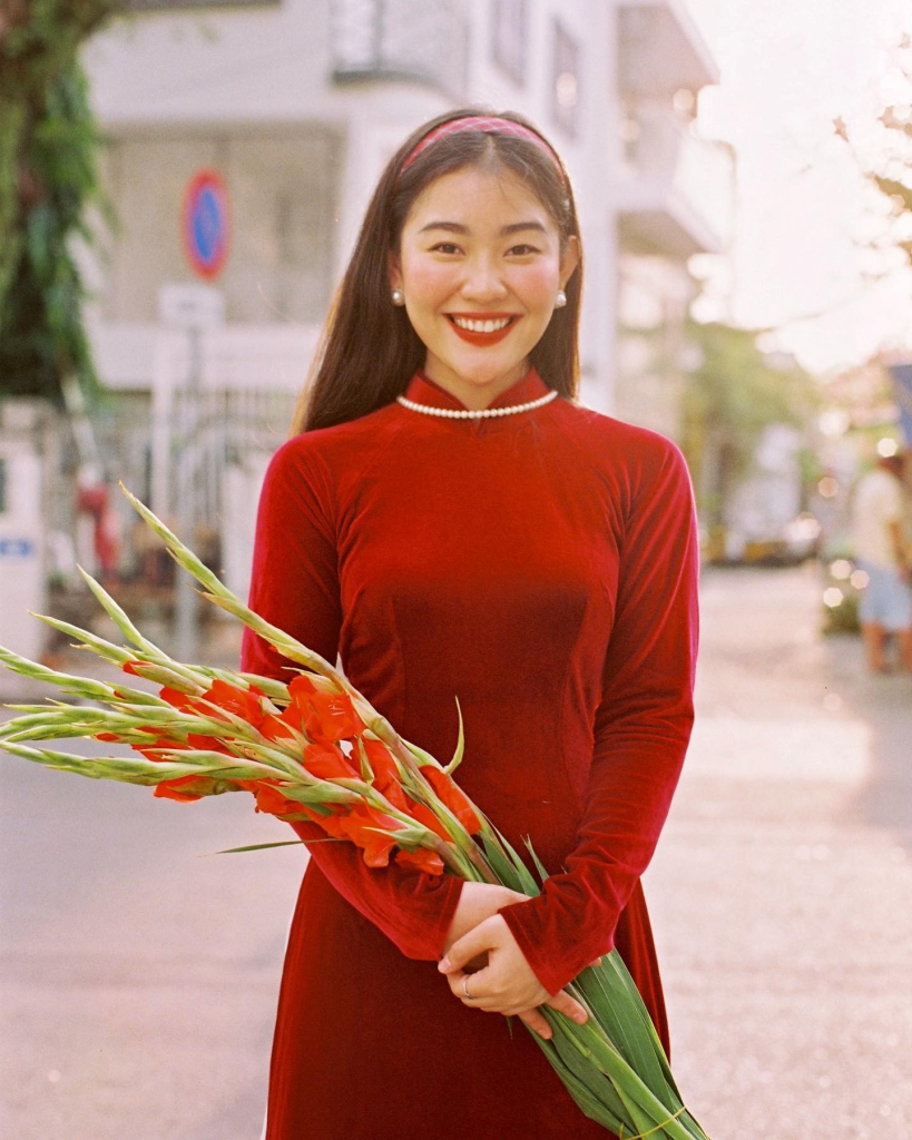 Cách tạo dáng chụp hình chuẩn "nàng thơ" với trang phục đỏ ngày Tết cực dễ thực hiện