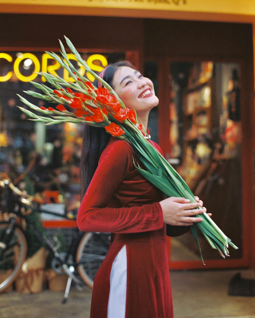 Cách tạo dáng chụp hình chuẩn "nàng thơ" với trang phục đỏ ngày Tết cực dễ thực hiện