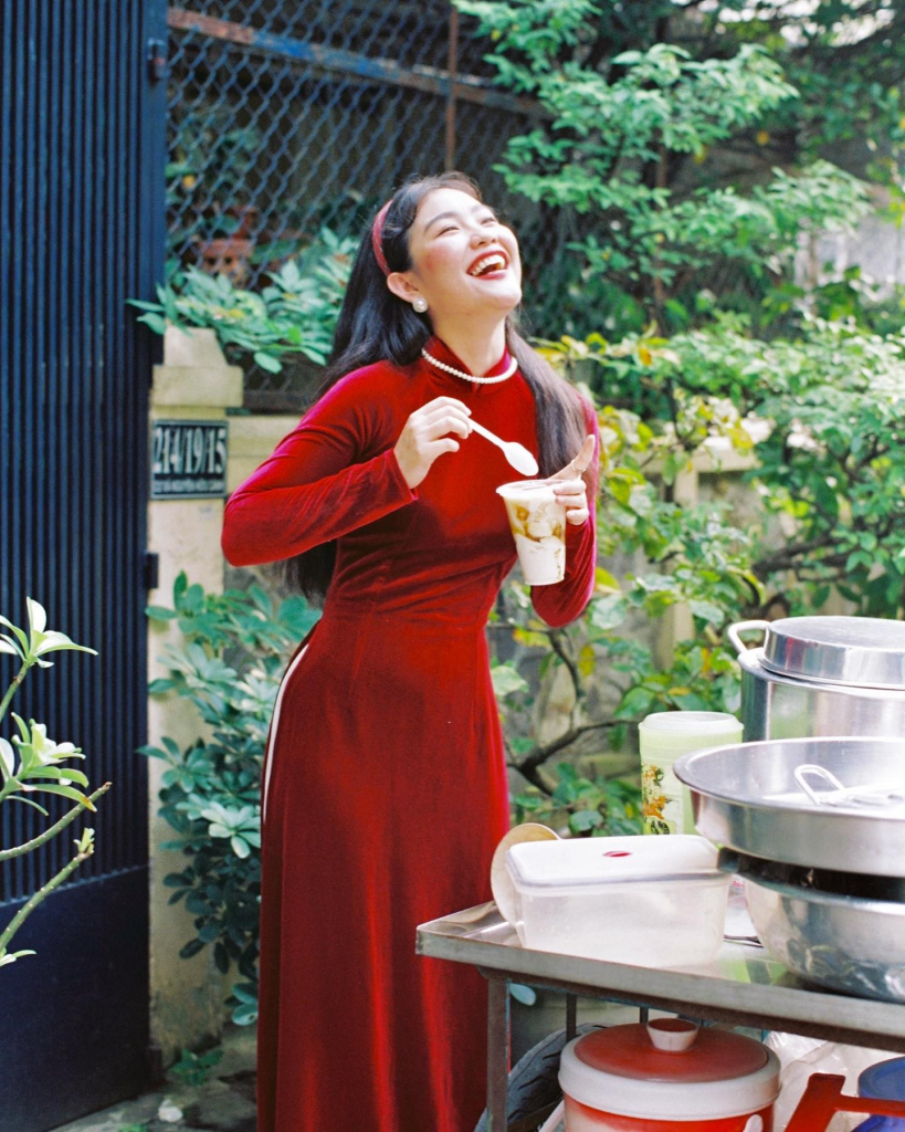 Cách tạo dáng chụp hình chuẩn "nàng thơ" với trang phục đỏ ngày Tết cực dễ thực hiện