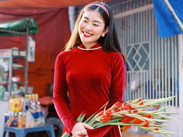 Cách tạo dáng chụp hình chuẩn "nàng thơ" với trang phục đỏ ngày Tết cực dễ thực hiện