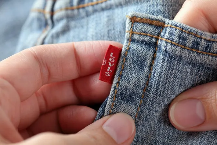 Nhãn vải chuyển sang chữ "LeVI'S" với chữ "e" thường, bắt đầu từ năm 1971 đến nay. Ảnh: Levi's®