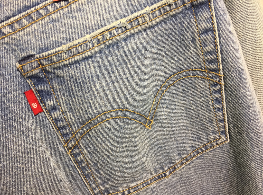 Nhãn vải không có chữ Levi's, chỉ có biểu tượng ®, đây là thiết kế bản quyền đặc trưng, không phải lỗi sản xuất. Ảnh: Levi's®