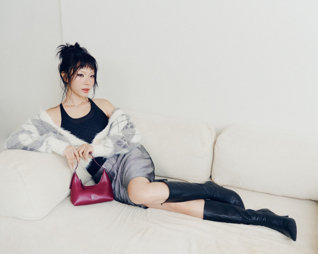 Mỹ Mỹ gợi mở nét quyến rũ đầu năm mới vô cùng tinh tế qua phong cách thời trang Calvin Klein. Ảnh: Calvin Klein.