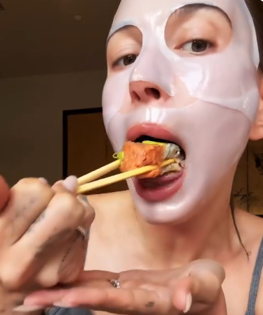 Một chiếc trend độc lạ chính là vừa đắp mask vừa ăn sushi của Hailey, không ngờ lại cực kỳ viral và nhiều người làm theo. Ảnh: internet.